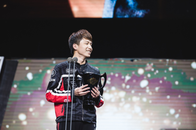 乐鱼体育线上网站比赛规则变更引爆全场！，穆雷意外战胜SKT赛场气氛高涨(穆雷过人集锦)